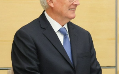 Who is Mark Walter, the new owner of the Lakers, and how much money does he have?