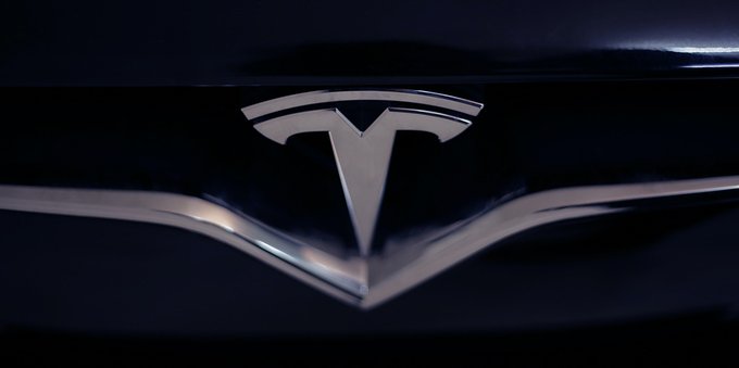 Tesla stocks in free fall: Musk's company in crisis