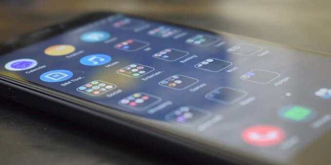 How to know if someone is spying on you through your phone's camera?