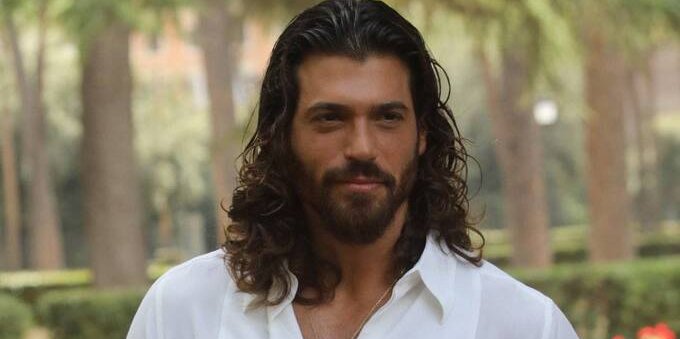 Who is Can Yaman, the star of Sandokan, and how much does he earn?