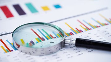 Quarterly Amazon and Apple forecasts. Who will win the earnings challenge?