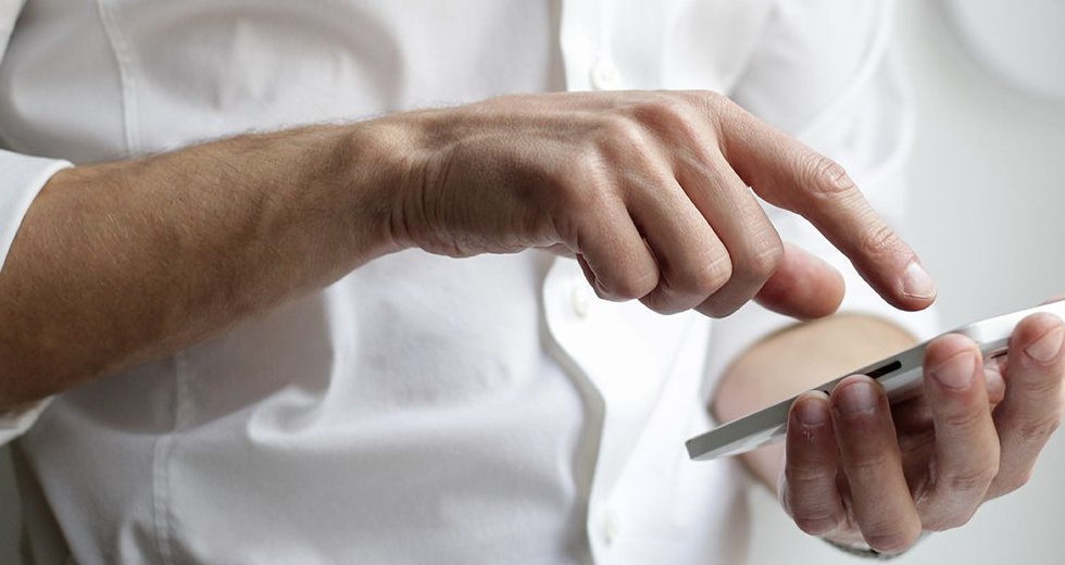 If you use your smartphone too much, you have more wrinkles and pimples, according to science