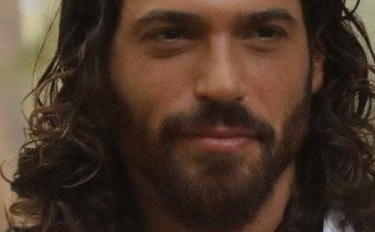 Who is Can Yaman, the star of Sandokan, and how much does he earn?