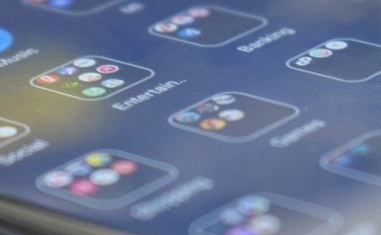 How to know if someone is spying on you through your phone's camera?