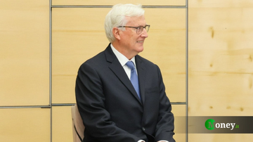 Who is Mark Walter, the new owner of the Lakers, and how much money does he have?