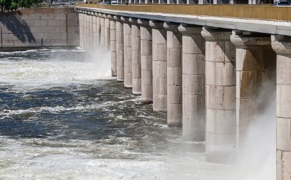 The Kakhovka Dam's explosion could benefit both Russia and Ukraine. Here's why
