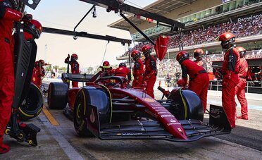 How much does a Formula 1 mechanic earn?