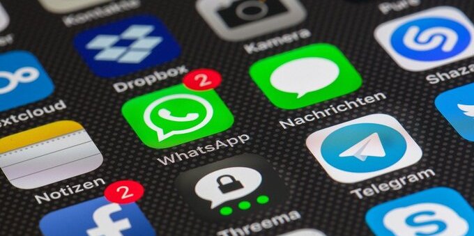 WhatsApp: how to send a message to multiple contacts at the same time