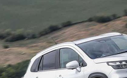 Electric cars still lag behind hybrid sales, new report shows