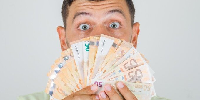 How to earn 3.000 euros a month?