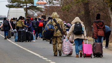 Ukraine keeps gaining ground around Kherson as Russia evacuates