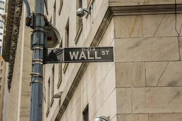 Wall Street hits record highs, but Apple, Costco, Moderna and Netflix draw negative ratings