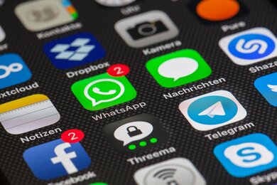 WhatsApp: how to send a message to multiple contacts at the same time