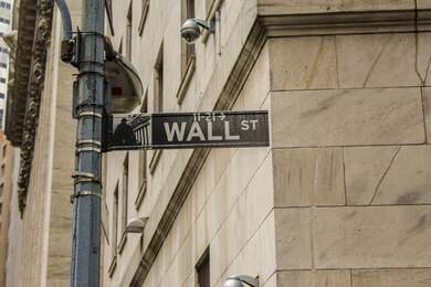 Wall Street hits record highs, but Apple, Costco, Moderna and Netflix draw negative ratings
