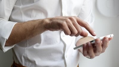 If you use your smartphone too much, you have more wrinkles and pimples, according to science