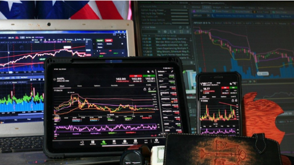 Global Tech Stocks Slide as AI Disruption Fears Trigger Sharp Rotation
