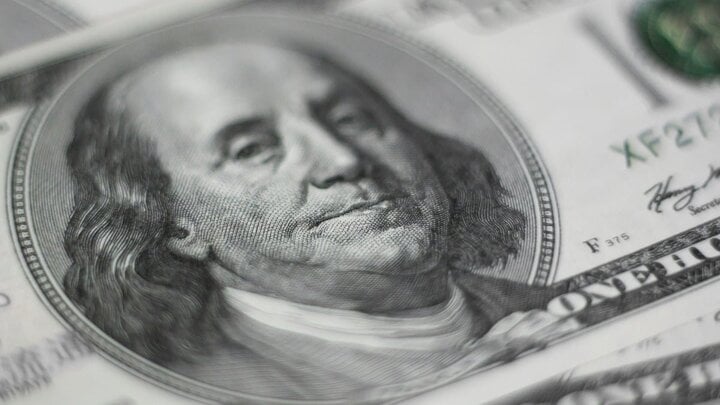 The dollar snaps four weeks of gains after Warsh: October now hinges on the Fed and the ECB, 24 hours apart