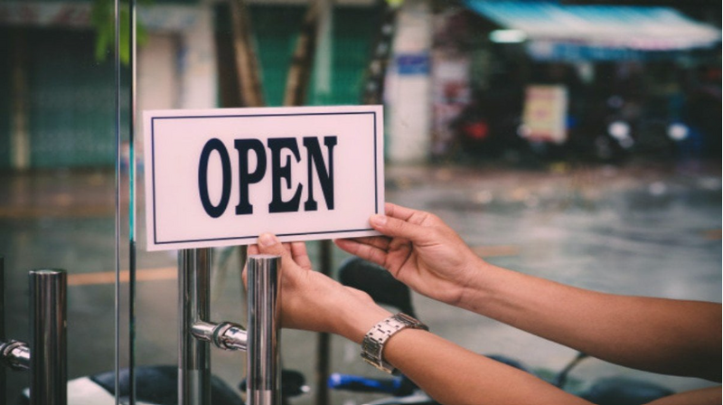 What is retail and how does it work in commerce?