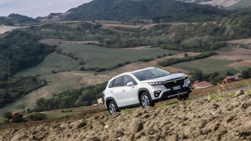 Electric cars still lag behind hybrid sales, new report shows