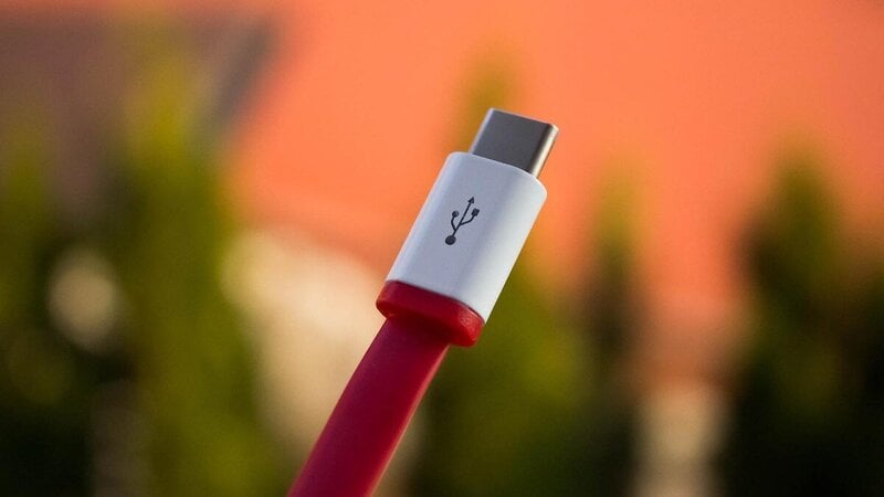 Universal charger in Europe: times, features and availability