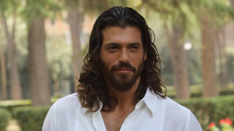 Who is Can Yaman, the star of Sandokan, and how much does he earn?