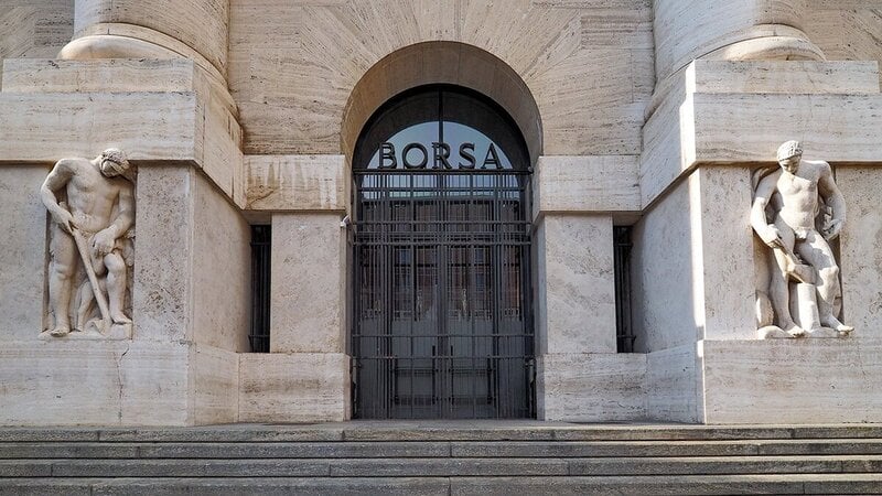 Investing in Italy today: 1 stock to buy and 1 to sell on FTSE Mib