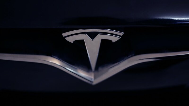 Tesla stocks in free fall: Musk's company in crisis